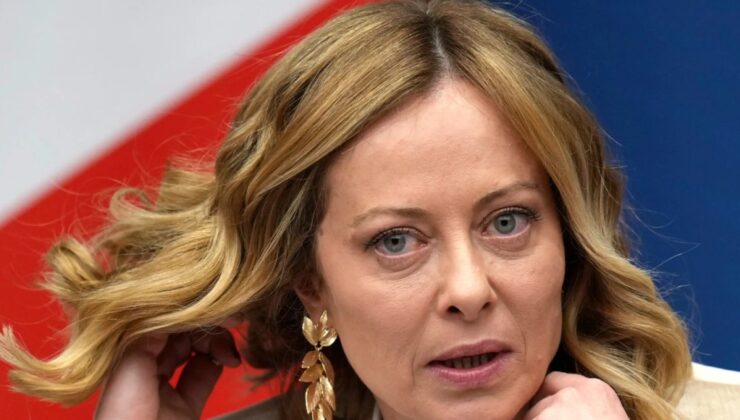 Başbakan Meloni’nin mayolu fotoğrafı İtalya’yı salladı: Şezlonga sere serpe uzandı