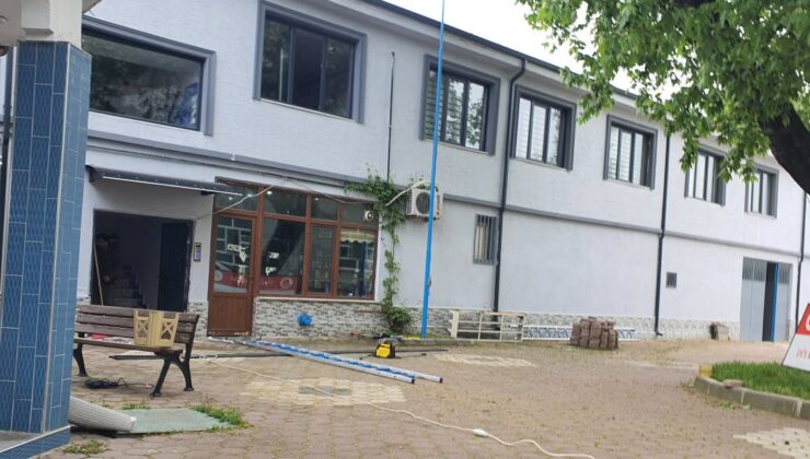 Bursa’da gençlik merkezine tabela takarken düştü