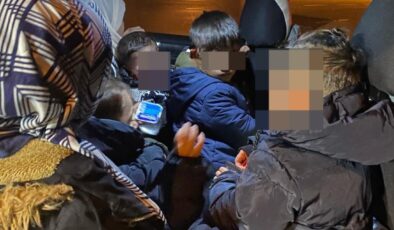İnsan kaçakçılarına operasyon: Çoluk çocuk 13 kişi bir otomobilde