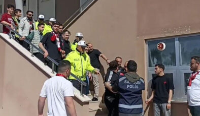 Polis tribünden aldığı taraftarları karakola götürdü
