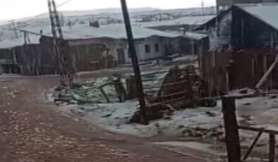 Sivas’ta sel: Köy merkezi sular altında kaldı