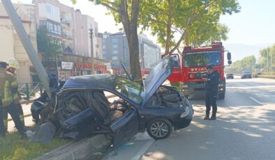 Araba direğe saplandı: 1’i ağır, 2 yaralı