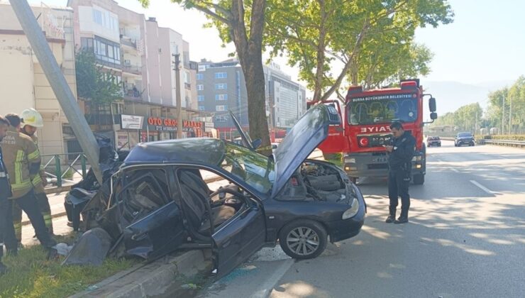 Araba direğe saplandı: 1’i ağır, 2 yaralı
