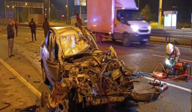Bursa’da, çarptığı kamyonun altına giren arabanın şoförü ağır yaralandı
