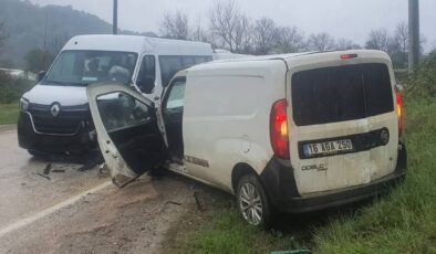 Personel servisi ile ticari araç çarpıştı: 13 yaralı